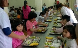 Cha mẹ bất an với suất ăn chế biến sẵn ở trường của con