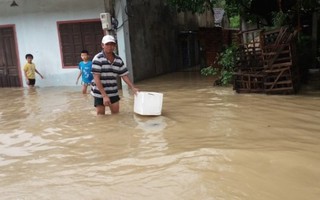 Bình Định: Nhiều nơi bị mưa lũ cô lập, đang chờ cứu trợ