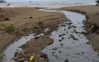 Rãnh nước bẩn lại đổ ra bãi biển Sầm Sơn