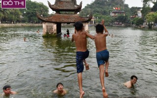 Trẻ em Hà Nội tắm giải nhiệt ở ao làng nghìn năm tuổi