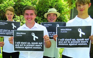 Ruy băng trắng gắn kết nam giới chống lại bạo lực gia đình