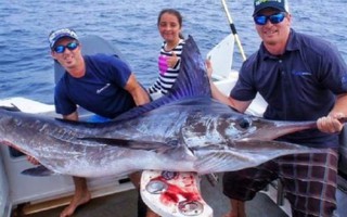 Cô bé 10 tuổi phá vỡ kỷ lục câu cá thế giới