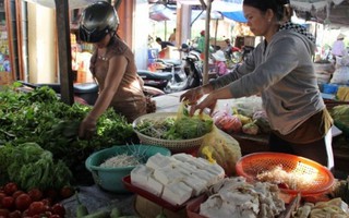 Chợ thực phẩm TPHCM: Giá 'mềm', sức mua vẫn chậm