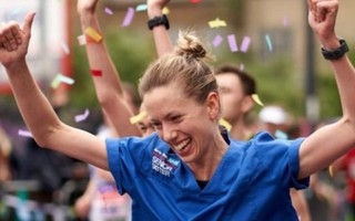 Bị từ chối công nhận kỷ lục marathon thế giới vì không mặc váy y tá