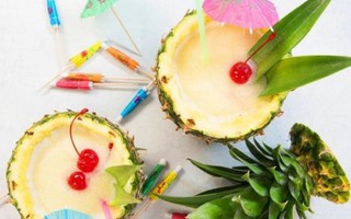 Cocktail Piña Coladas trong cốc quả dứa sang chảnh mà cực kỳ dễ