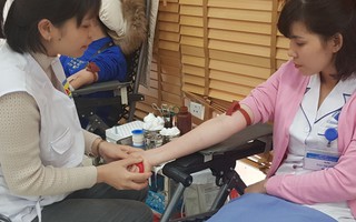 Nhân viên y tế hiến máu cứu người bệnh nhân Ngày Thầy thuốc Việt Nam