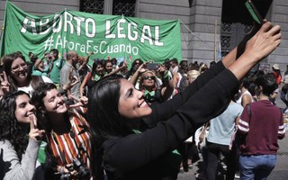 Phụ nữ Argentina đấu tranh để hợp pháp hóa nạo, phá thai 