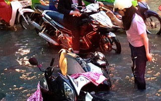 Triều cường, mưa lớn nhấn chìm trung tâm Sài Gòn