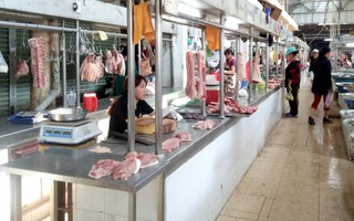 TPHCM: Thịt heo ế ẩm, tiểu thương mang về cất tủ đông