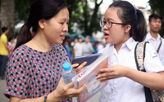 Thi vào 10 Hà Nội: Phụ huynh bỏ việc cùng con giành vé vào trường công lập