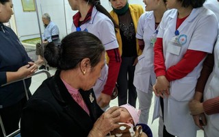 Hà Tĩnh: Bé gái bị bỏ rơi tại hành lang bệnh viện
