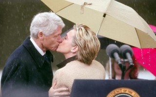 Mối tình son sắt của vợ chồng Clinton