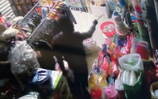 Điều tra vụ băng nhóm đi ô tô đến siêu thị mini trộm tiền, hàng hóa