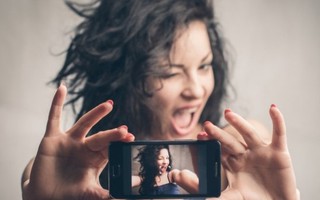 Mê chụp ảnh 'tự sướng': Dấu hiệu cảnh báo bệnh tâm thần