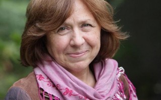 Svetlana Alexievich – nữ văn sĩ bị "ám ảnh" bởi chiến tranh