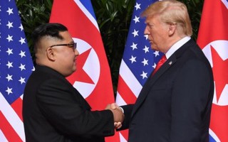 Cái bắt tay lịch sử giữa hai nhà lãnh đạo Mỹ - Triều