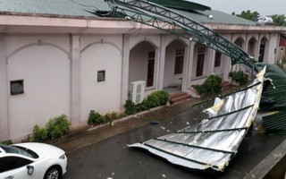Nhà của Bộ chỉ huy Biên phòng Hà Tĩnh tốc mái khi bão số 10 tràn vào