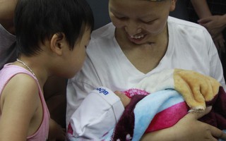 Sản phụ ung thư vú giai đoạn cuối rơi nước mắt đến viện đón con về nhà 