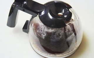 Rửa sạch bình pha cà phê