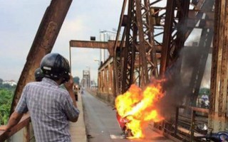 Xe máy Attila bất ngờ bốc cháy giữa cầu Long Biên
