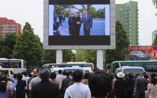 Người dân Triều Tiên đổ ra đường xem video nhà lãnh đạo Kim Jong-un ở Singapore