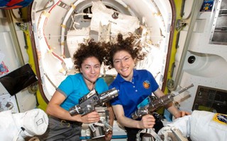 Chuyến đi bộ ngoài không gian đầu tiên gồm toàn các nữ phi hành gia