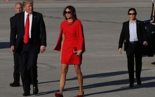 Ông Trump 'lười' nắm tay vợ ở chốn đông người