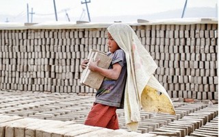 Những đứa trẻ khổ sai trong lò gạch ở Nepal