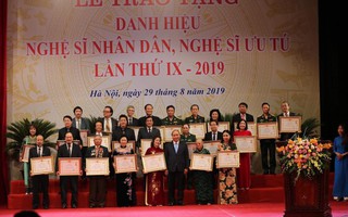 Thủ tướng Nguyễn Xuân Phúc trao tặng danh hiệu NSND, NSƯT cho gần 400 nghệ sĩ