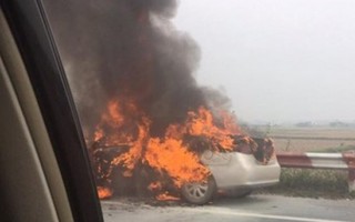 Ô tô bốc cháy trên đường cao tốc Pháp Vân - Cầu Giẽ