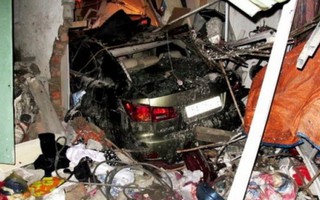 Xe Lexus đâm vào nhà dân gây tai nạn kinh hoàng