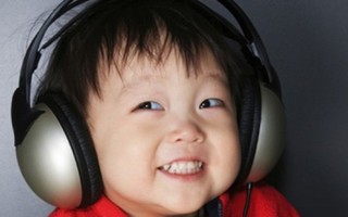 Đeo tai nghe ảnh hưởng đến thính lực của trẻ