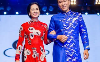 ‘Mẹ chồng’ Lan Hương nắm tay ông xã diễn thời trang cho NTK Quyên Nguyễn
