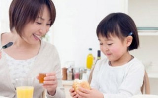 Ăn sáng không đủ chất ảnh hưởng tới não trẻ