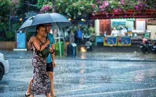 Hà Nội lãng mạn trong mưa sau đợt nắng nóng kỷ lục