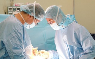 Phẫu thuật cho nữ bệnh nhân bị trượt đốt sống lưng bằng phương pháp hiện đại