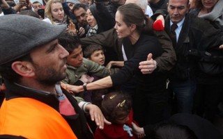 Angela Jolie lấy thân mình che chở trẻ em tị nạn