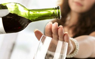 Hạn chế uống rượu để bảo vệ da 