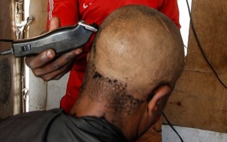 Cảnh báo nguy cơ nhiễm HIV và viêm gan B qua cắt tóc