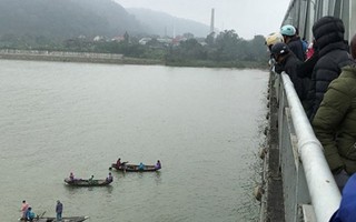 Nỗ lực tìm kiếm người phụ nữ gieo mình xuống sông Lam tự vẫn
