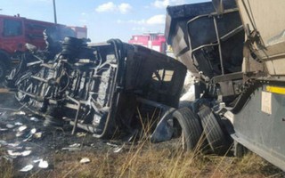 Xe buýt chở học sinh gặp tai nạn thảm khốc tại Nam Phi