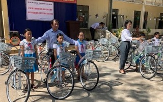 Quảng Ngãi: Trao tặng xe đạp cho học sinh nghèo hiếu học
