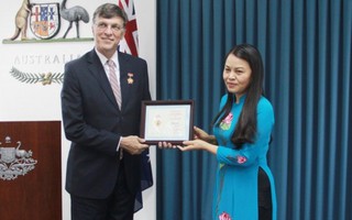 Chủ tịch Hội trao kỷ niệm chương cho Đại sứ Australia