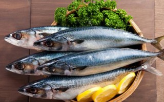 Ăn cá giàu omega-3 giảm ung thư vú