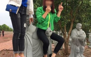 Phẫn nộ với thiếu nữ trèo tượng Phật chụp ảnh