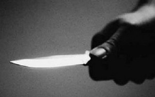 Truy tìm 4 thanh niên dùng dao khống chế, cướp tài sản của phụ nữ đi đường