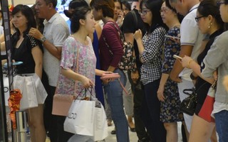 Người Sài Gòn xếp hàng dài mua đồ trong Black Friday