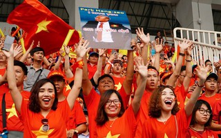 Tour cổ vũ bóng đá Việt Nam tại vòng loại World Cup 2022 thu hút fan nữ 