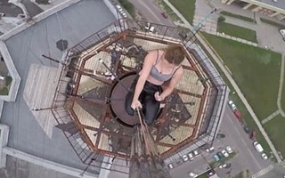 Thót tim xem nữ vũ công Nga múa cột trên đỉnh tòa nhà cao tầng