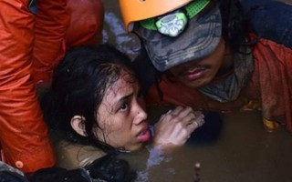 Cô gái 15 tuổi sống sót bên thi thể người mẹ sau sóng thần ở Indonesia